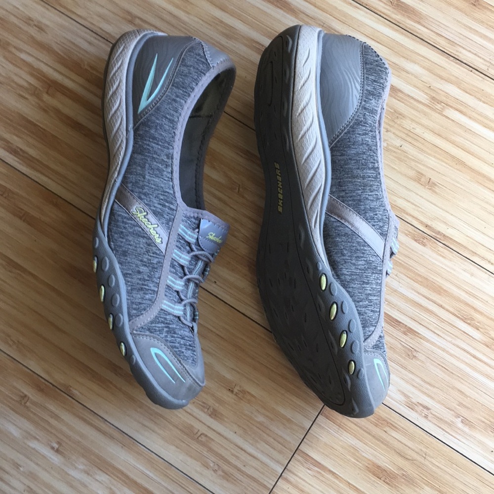 Sketchers tennis shoes